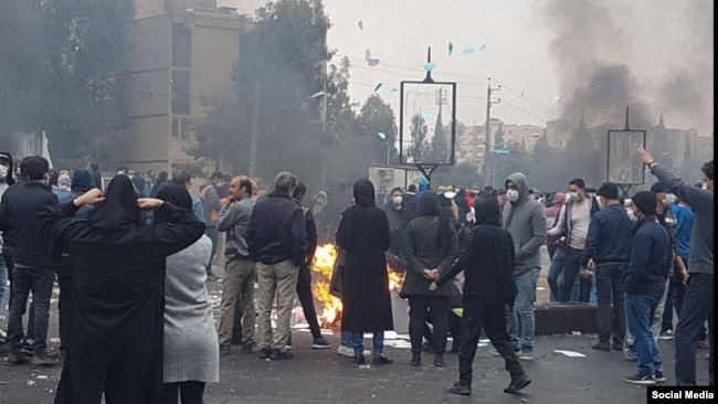 در اعتراضات آبان ۹۸، خشونت‌های گسترده‌ کم‌سابقه‌ای از سوی پلیس و نیروهای امنیتی نسبت به مردم گزارش شد.