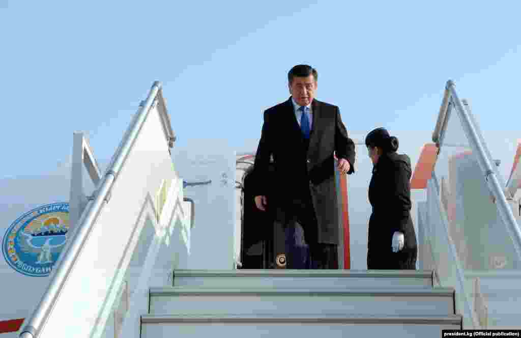 Қырғызстан президенті Сооронбай Жээнбековтің алғашқы ресми сапармен Ташкент әуежайына түсіп жатқан сәті.&nbsp;&nbsp;
