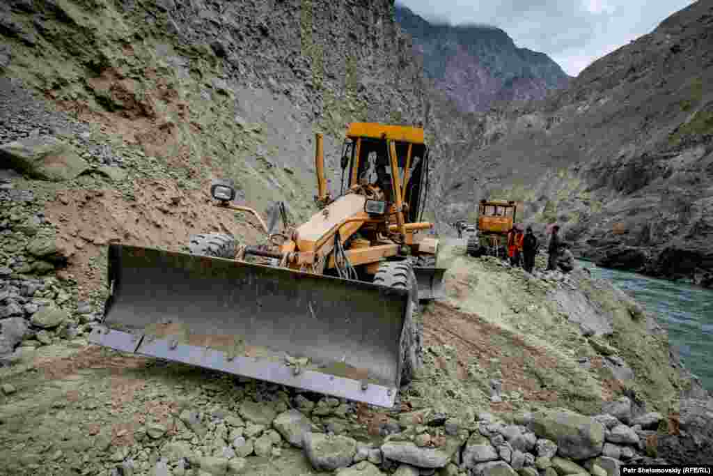 BORDER - road, access, construction, earthquake Road workers are trying to clean Dushanbe-Khorog highway in Tajikistan that was hit by a 7.2 magnitude earthquake a day before. This is the only road that connects China and Tajikistan