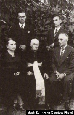 Лонгин Цегельский (праворуч) у Камінці Струмиловій з родиною, 1938 рік. Посередині сидить його батько – отець шамбелян Михайло Цегельський
