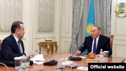 Кәрім Мәсімов (сол жақта) пен сол кездегі Қазақстан президенті Нұрсұлтан Назарбаев. 15 ақпан 2018 ж.