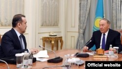 Қазақстан президенті Нұрсұлтан Назарбаевтың (оң жақта) ҰҚК төрағасы Кәрім Мәсімовпен кездесуі. Астана, 15 ақпан 2018 жыл (Сурет Ақорданың ресми сайтынан алынды).