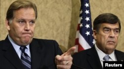 Mike Rogers (stg) la o conferință de presă la Washington