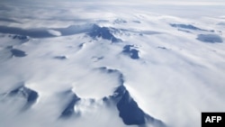Над снегами Антарктиды.