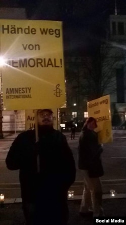 Алексей Козлов в пикете в поддержку правозащитного центра "Мемориал": "Руки прочь от "Мемориала"