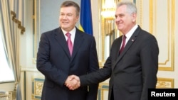 Претседателот на Србија Томислав Николиќ на средба со украинскиот претседател Виктор Јанукович.