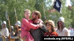 Аляксандар Неўскі з жонкай і сынам – тэатралізаваная дзея на вуліцах Віцебску, архіўнае фота