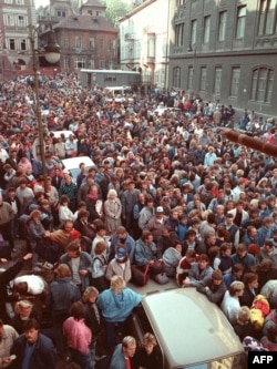 Refugiați est-germani în curtea ambasadei Germaniei Federale de la Praga, octombrie 1989