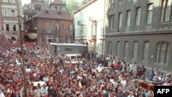 Refugiați est-germani în curtea ambasadei vest-germane la Praga, 4 octombrie 1989.
