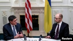 Міністр фінансів США Джейкоб Лью (ліворуч) зустрічається з прем’єр-міністром України Арсенієм Яценюком, Київ, січень 2015 року