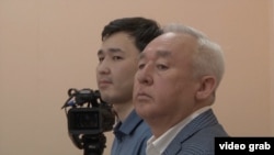 Сейтказы Матаев (справа), председатель Союза журналистов Казахстана, и его сын Асет Матаев на суде в Астане.
