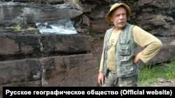Александр Заика у петроглифов Шалаболинской писаницы