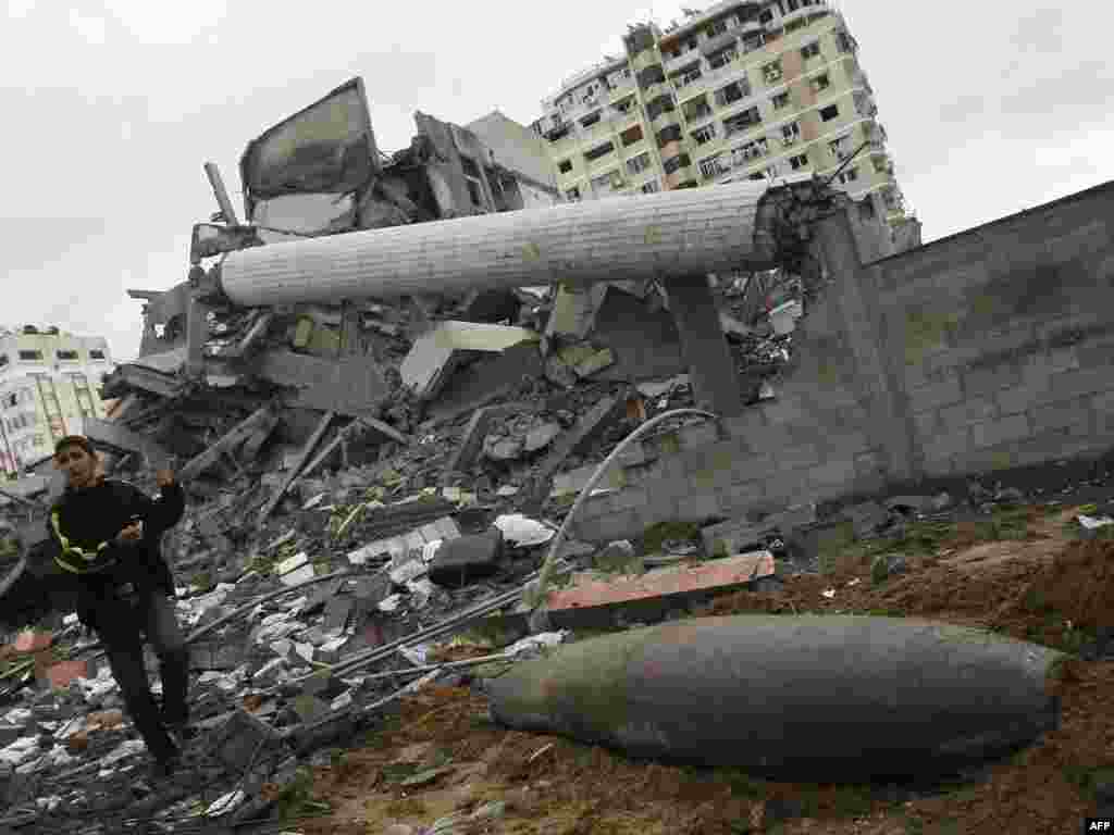Неразорвавшаяся бомба у руин Министерства юстиции в Газе, 1 января 2009.
