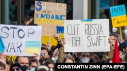 Ucrainenii, protestatarii și susținătorii din întreaga lume au pus presiune pe guvernele mai multor țări vestice să blocheze accesul Rusiei la SWIFT. Frankfurt, 26 Februarie.