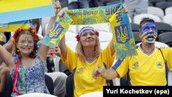 Донецьк, 15 червня 2012 року. Вболівальники за Національну збірну України з футболу під час «Євро-2012 » на стадіоні «Донбас Арена»