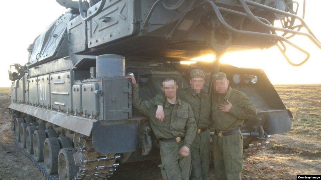 Военнослужащие 53-й зенитно-ракетной бригады на фоне установки "Бук"