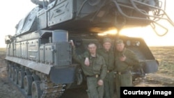 Военнослужащие 53-й зенитно-ракетной бригады на фоне установки "Бук"