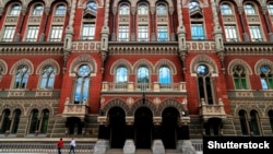 Голова НБУ Андрій Пишний повідомив, що його заступник Олексій Шабан з командою від НБУ терміново відбуває у відрядження до Будапешта для прояснення ситуації