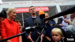 Кандидат в мэры Москвы от оппозиции Алексей Навальный с семьей во время голосования на одном из избирательных участков. Москва, 8 сентября 2013 года.