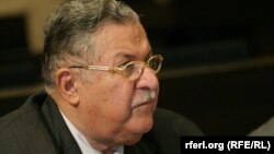 Жалол Талабоний 2004 йилнинг 10 октябрида Озод Европа-Озодлик радиоси бош қароргоҳида интервью бермоқда.