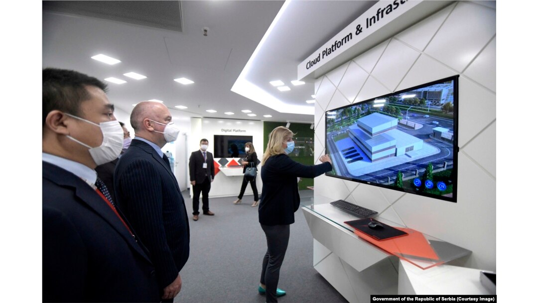 Serbia's minister of innovation and technological development, Nenad Popovic (second from left), visits the Huawei Innovation and Development Center in Belgrade in May 2020.