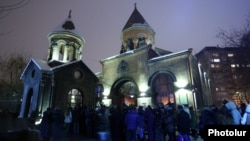 Armenia - Armenians flock to the Surp Zoravor Astvatsatsin church in Yerevan for a Chrismas Eve candlelight service, 5Jan2017.