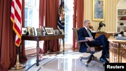 Barack Obama Oval ofisdə.