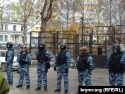 Возле здания суда во время заседания по делу Курбердинова