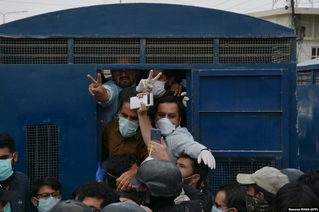 Policët pakistanezë arrestojnë disa mjekë gjatë një mitingu më 6 prill. Më shumë se 50 punonjës mjekësorë kërkuan pajisje dhe rroba më të mira mbrojtëse për të trajtuar pacientët me COVID-19.