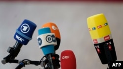 Imagine de arhivă cu microfoane de presă pregătite pentru declarații ale liderilor europeni, la sediul UE din Bruxelles, pe 28 mai 2019.