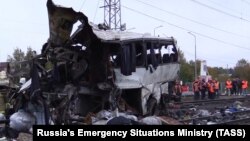 Владимир облысында пойызбен соқтығысып, қираған автобус. Ресей, 6 қазан 2017 жыл. 