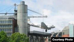 Памятник американскому самолету "Дуглас" над зданием Технического музея в Берлине