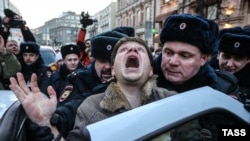 Протесты валютных заемщиков у здания Центробанка на Неглинной улице в Москве. 8 февраля 2016 года