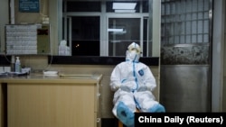 Медицински работник в Китай по време на почивка в болницата, в която са настанени пациенти, заразени с коронавирус