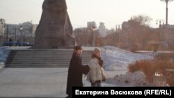 Китайские туристы у памятника Хабарову.