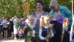 Тацяна Турандзіна (справа), Эвэліна Самойленка (зьлева) з настаўніцай Лідзіяй Ціханоўскай
