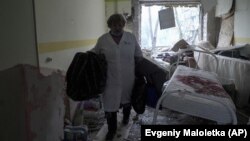 Наслідки обстрілу дитячої лікарні та пологового будинку в Маріуполі, 9 березня 2022 року
