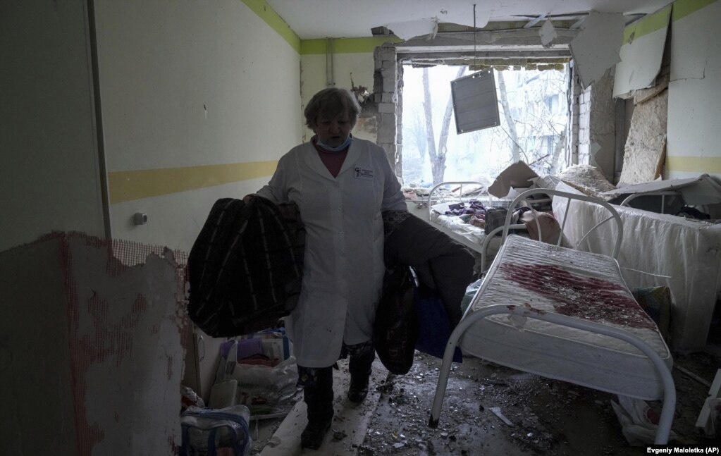 Një punonjëse shëndetësore duke ecur brenda spitalit të bombarduar të lindjes, në Mariupol, më 9 mars.