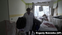 Медицинский работник в одной из обстрелянных больниц в Мариуполе