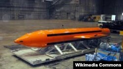 Американская сверхмощная неядерная бомба GBU-43, называемая также «матерью всех бомб».