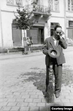 Evreu la muncă forțată în 1942 la Cernăuți (photo: Willy Pragher)