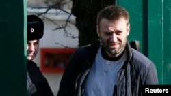 Алексей Навальный выходит из СИЗО в Москве. Март 2015 года