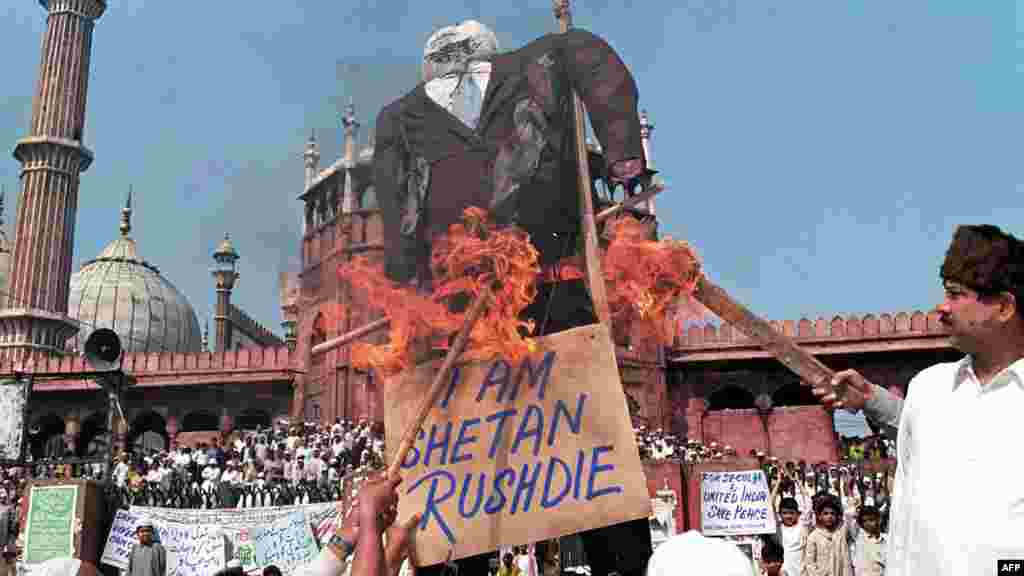 Muslim protesters burn an effigy of Rushdie during a demonstration near India's largest mosque, in New Delhi, in 1999. (AFP PHOTO/FILES/RAVEENDRAN)