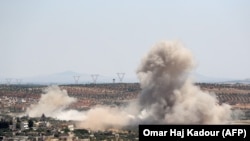 Сирия үкіметі қарулы оппозиция бақылауындағы Шейх Мұстафа ауылын бомбалап жатыр. Идлиб провинциясы, 27 мамыр 2019 жыл. 