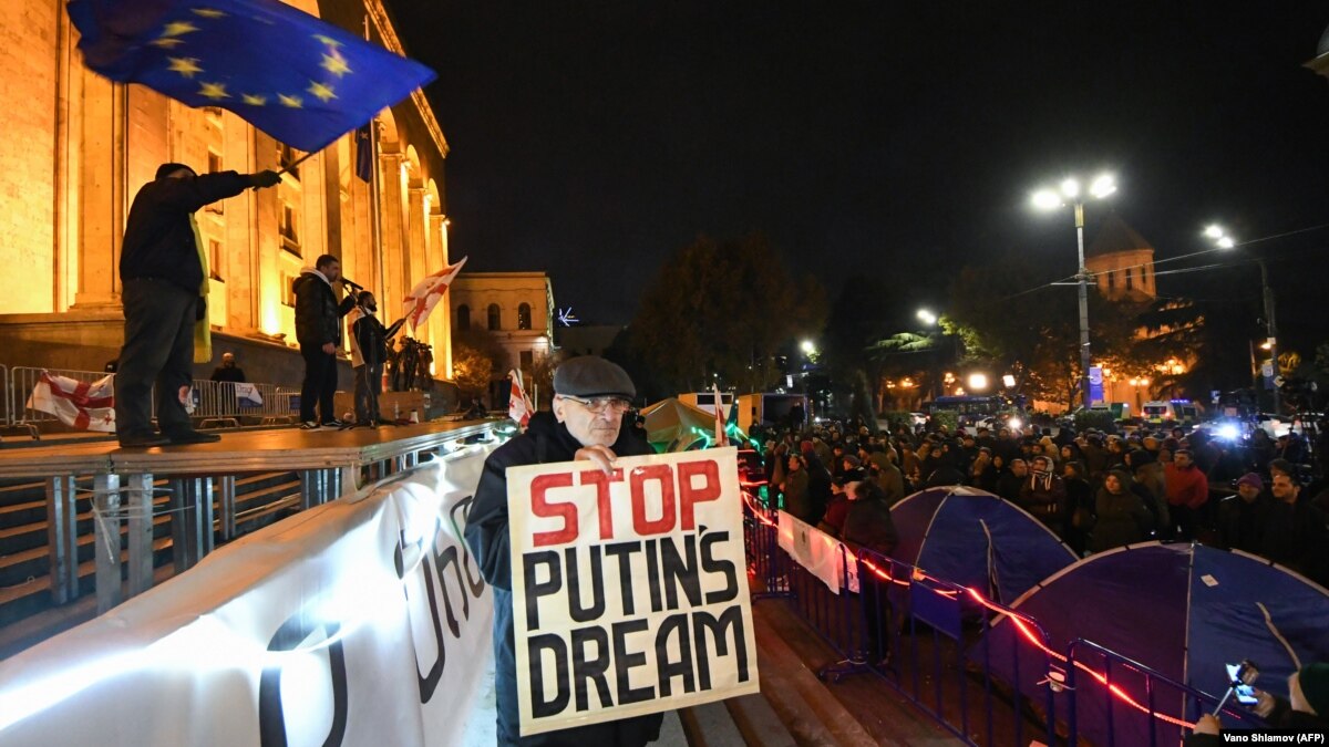 oi5.ru: Здание парламента Грузии отгородили от протестующих Здание парламента Грузии отгородили от протестующих
