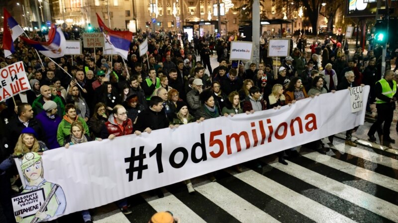 Hiljade ljudi u protestnoj šetnji „Stop krvavim košuljama“ u Beogradu 