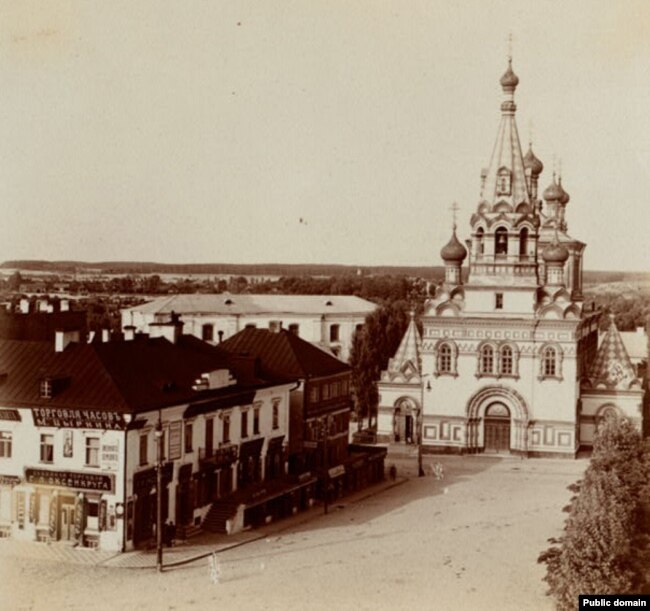 Минский православный кафедральный собор Петра и Павла (бывшая униатской церковь Святого Духа) в 1912 году. Здесь происходили соборы БПЦ 1 922 и 1927 лет. Снимок из фондов Библиотеки Конгресса США.