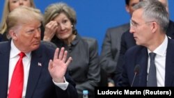 Дональд Трамп беседует с Йенсом Столтенбергом во время саммита НАТО в Великобритании в декабре 2019 года