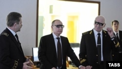 Rector Vladimir Litvinenko (right) and President Vladimir Putin (center) attend a demonstration at the National Mineral Resources University in St. Petersburg in January 2015.