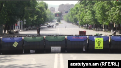Барикади зі смітників на проспекті Баграмяна в Єревані, 3 липня 2015 року